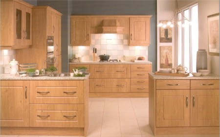 The Westport Pippy Oak kitchen design is available from Gee's Kitchens, Wardrobes & Flooring of Kildare.